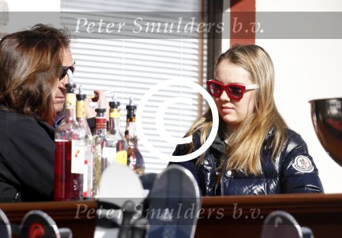Zurs 22 februari 2016
Prinses Caroline van Monaco op wintersport met haar dochter Alexandra v Hannover.
Ik denk dat Caroline staat te praten met haar ex man Ernst van hannover. Ze slaapt in hotel Lorunser