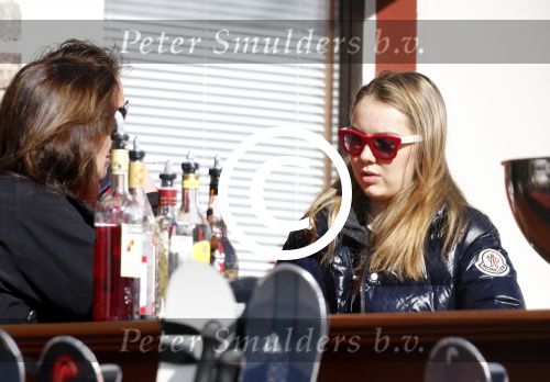 Zurs 22 februari 2016
Prinses Caroline van Monaco op wintersport met haar dochter Alexandra v Hannover.
Ik denk dat Caroline staat te praten met haar ex man Ernst van hannover. Ze slaapt in hotel Lorunser