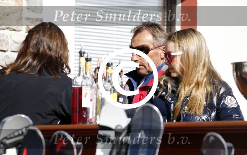 Zurs 22 februari 2016
Prinses Caroline van Monaco op wintersport met haar dochter Alexandra v Hannover.
Ik denk dat Caroline staat te praten met haar ex man Ernst van hannover. Ze slaapt in hotel Lorunser