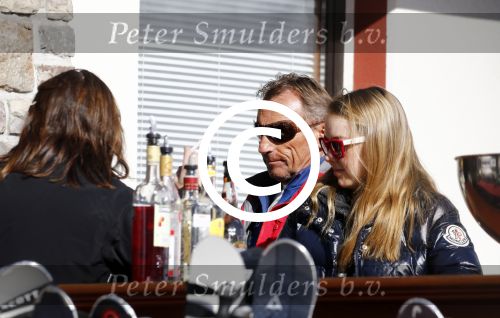 Zurs 22 februari 2016
Prinses Caroline van Monaco op wintersport met haar dochter Alexandra v Hannover.
Ik denk dat Caroline staat te praten met haar ex man Ernst van hannover. Ze slaapt in hotel Lorunser