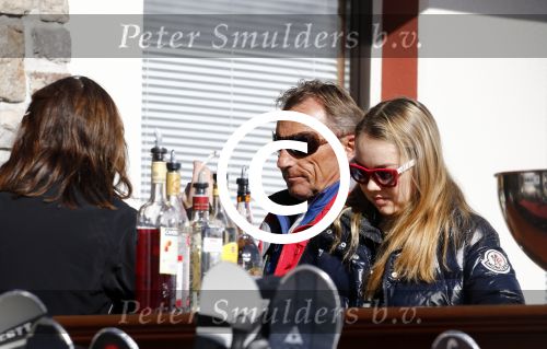 Zurs 22 februari 2016
Prinses Caroline van Monaco op wintersport met haar dochter Alexandra v Hannover.
Ik denk dat Caroline staat te praten met haar ex man Ernst van hannover. Ze slaapt in hotel Lorunser