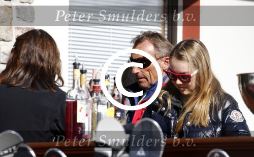 Zurs 22 februari 2016
Prinses Caroline van Monaco op wintersport met haar dochter Alexandra v Hannover.
Ik denk dat Caroline staat te praten met haar ex man Ernst van hannover. Ze slaapt in hotel Lorunser