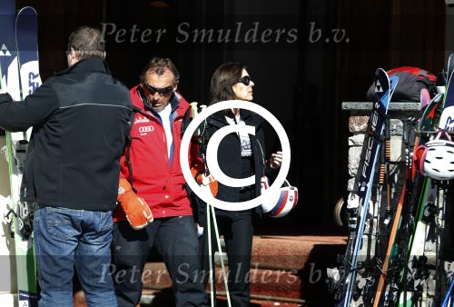 Zurs 22 februari 2016
Prinses Caroline van Monaco op wintersport met haar dochter Alexandra v Hannover.
Ik denk dat Caroline staat te praten met haar ex man Ernst van hannover. Ze slaapt in hotel Lorunser