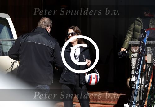 Zurs 22 februari 2016
Prinses Caroline van Monaco op wintersport met haar dochter Alexandra v Hannover.
Ik denk dat Caroline staat te praten met haar ex man Ernst van hannover. Ze slaapt in hotel Lorunser
