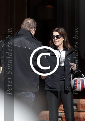 Zurs 22 februari 2016
Prinses Caroline van Monaco op wintersport met haar dochter Alexandra v Hannover.
Ik denk dat Caroline staat te praten met haar ex man Ernst van hannover. Ze slaapt in hotel Lorunser