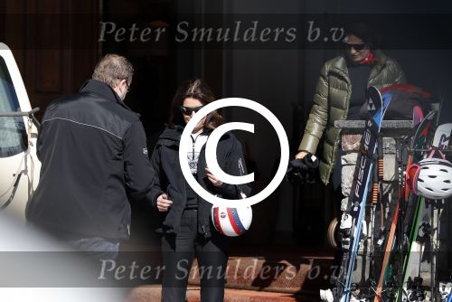 Zurs 22 februari 2016
Prinses Caroline van Monaco op wintersport met haar dochter Alexandra v Hannover.
Ik denk dat Caroline staat te praten met haar ex man Ernst van hannover. Ze slaapt in hotel Lorunser