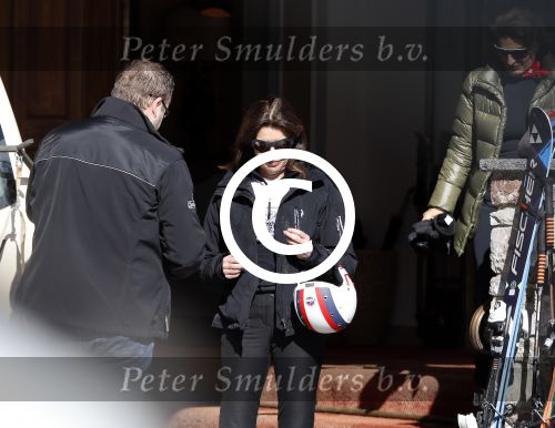 Zurs 22 februari 2016
Prinses Caroline van Monaco op wintersport met haar dochter Alexandra v Hannover.
Ik denk dat Caroline staat te praten met haar ex man Ernst van hannover. Ze slaapt in hotel Lorunser