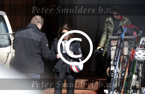 Zurs 22 februari 2016
Prinses Caroline van Monaco op wintersport met haar dochter Alexandra v Hannover.
Ik denk dat Caroline staat te praten met haar ex man Ernst van hannover. Ze slaapt in hotel Lorunser