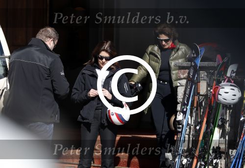 Zurs 22 februari 2016
Prinses Caroline van Monaco op wintersport met haar dochter Alexandra v Hannover.
Ik denk dat Caroline staat te praten met haar ex man Ernst van hannover. Ze slaapt in hotel Lorunser