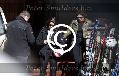 Zurs 22 februari 2016
Prinses Caroline van Monaco op wintersport met haar dochter Alexandra v Hannover.
Ik denk dat Caroline staat te praten met haar ex man Ernst van hannover. Ze slaapt in hotel Lorunser