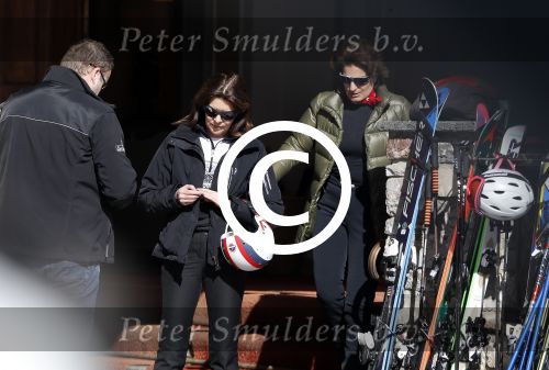 Zurs 22 februari 2016
Prinses Caroline van Monaco op wintersport met haar dochter Alexandra v Hannover.
Ik denk dat Caroline staat te praten met haar ex man Ernst van hannover. Ze slaapt in hotel Lorunser