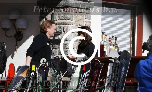 Zurs 22 februari 2016
Prinses Caroline van Monaco op wintersport met haar dochter Alexandra v Hannover.
Ik denk dat Caroline staat te praten met haar ex man Ernst van hannover. Ze slaapt in hotel Lorunser