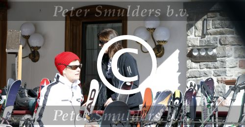 Zurs 22 februari 2016
Prinses Caroline van Monaco op wintersport met haar dochter Alexandra v Hannover.
Ik denk dat Caroline staat te praten met haar ex man Ernst van hannover. Ze slaapt in hotel Lorunser