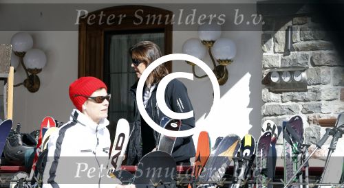 Zurs 22 februari 2016
Prinses Caroline van Monaco op wintersport met haar dochter Alexandra v Hannover.
Ik denk dat Caroline staat te praten met haar ex man Ernst van hannover. Ze slaapt in hotel Lorunser