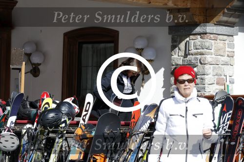 Zurs 22 februari 2016
Prinses Caroline van Monaco op wintersport met haar dochter Alexandra v Hannover.
Ik denk dat Caroline staat te praten met haar ex man Ernst van hannover. Ze slaapt in hotel Lorunser