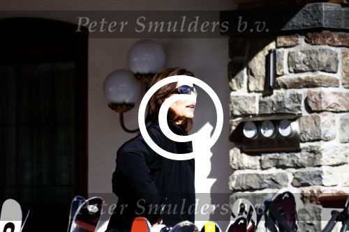 Zurs 22 februari 2016
Prinses Caroline van Monaco op wintersport met haar dochter Alexandra v Hannover.
Ik denk dat Caroline staat te praten met haar ex man Ernst van hannover. Ze slaapt in hotel Lorunser