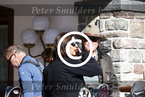 Zurs 22 februari 2016
Prinses Caroline van Monaco op wintersport met haar dochter Alexandra v Hannover.
Ik denk dat Caroline staat te praten met haar ex man Ernst van hannover. Ze slaapt in hotel Lorunser