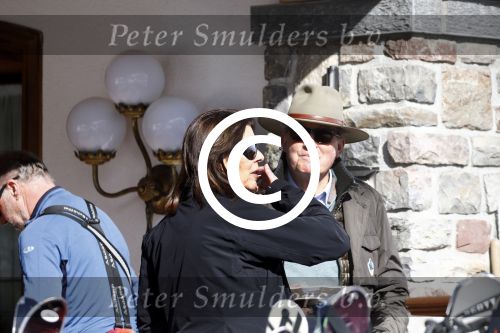 Zurs 22 februari 2016
Prinses Caroline van Monaco op wintersport met haar dochter Alexandra v Hannover.
Ik denk dat Caroline staat te praten met haar ex man Ernst van hannover. Ze slaapt in hotel Lorunser