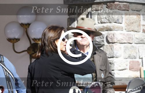 Zurs 22 februari 2016
Prinses Caroline van Monaco op wintersport met haar dochter Alexandra v Hannover.
Ik denk dat Caroline staat te praten met haar ex man Ernst van hannover. Ze slaapt in hotel Lorunser