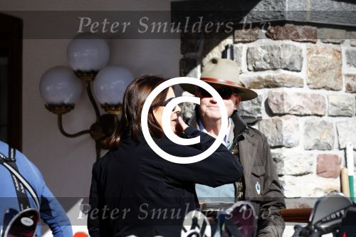 Zurs 22 februari 2016
Prinses Caroline van Monaco op wintersport met haar dochter Alexandra v Hannover.
Ik denk dat Caroline staat te praten met haar ex man Ernst van hannover. Ze slaapt in hotel Lorunser