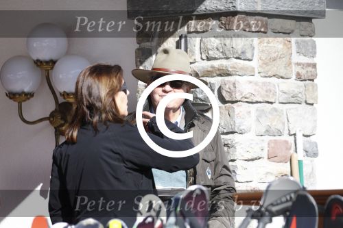 Zurs 22 februari 2016
Prinses Caroline van Monaco op wintersport met haar dochter Alexandra v Hannover.
Ik denk dat Caroline staat te praten met haar ex man Ernst van hannover. Ze slaapt in hotel Lorunser