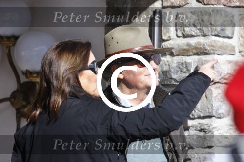 Zurs 22 februari 2016
Prinses Caroline van Monaco op wintersport met haar dochter Alexandra v Hannover.
Ik denk dat Caroline staat te praten met haar ex man Ernst van hannover. Ze slaapt in hotel Lorunser