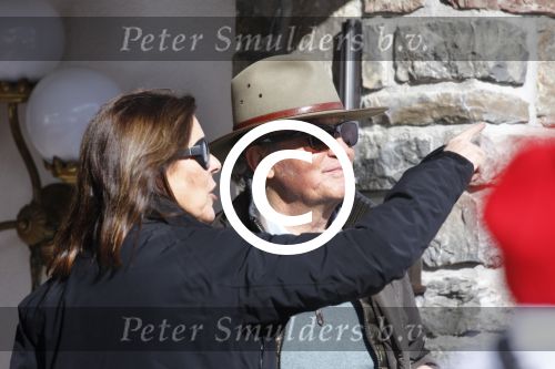 Zurs 22 februari 2016
Prinses Caroline van Monaco op wintersport met haar dochter Alexandra v Hannover.
Ik denk dat Caroline staat te praten met haar ex man Ernst van hannover. Ze slaapt in hotel Lorunser