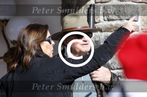 Zurs 22 februari 2016
Prinses Caroline van Monaco op wintersport met haar dochter Alexandra v Hannover.
Ik denk dat Caroline staat te praten met haar ex man Ernst van hannover. Ze slaapt in hotel Lorunser
