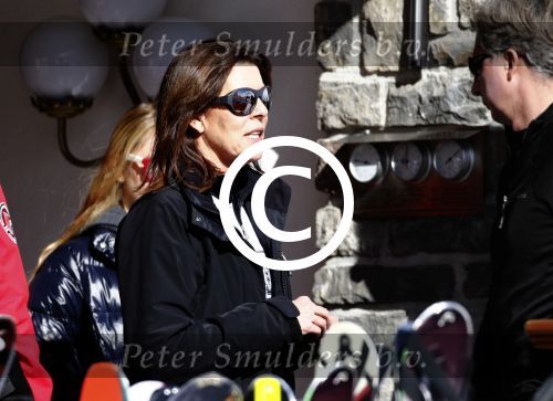 Zurs 22 februari 2016
Prinses Caroline van Monaco op wintersport met haar dochter Alexandra v Hannover.
Ik denk dat Caroline staat te praten met haar ex man Ernst van hannover. Ze slaapt in hotel Lorunser