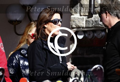 Zurs 22 februari 2016
Prinses Caroline van Monaco op wintersport met haar dochter Alexandra v Hannover.
Ik denk dat Caroline staat te praten met haar ex man Ernst van hannover. Ze slaapt in hotel Lorunser