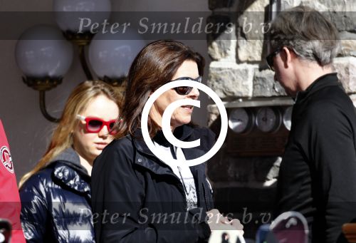 Zurs 22 februari 2016
Prinses Caroline van Monaco op wintersport met haar dochter Alexandra v Hannover.
Ik denk dat Caroline staat te praten met haar ex man Ernst van hannover. Ze slaapt in hotel Lorunser