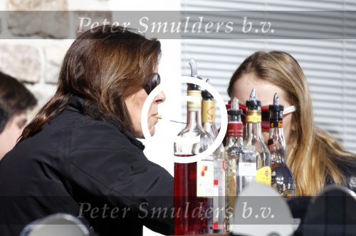 Zurs 22 februari 2016
Prinses Caroline van Monaco op wintersport met haar dochter Alexandra v Hannover.
Ik denk dat Caroline staat te praten met haar ex man Ernst van hannover. Ze slaapt in hotel Lorunser
Roken  rookt  sigaret