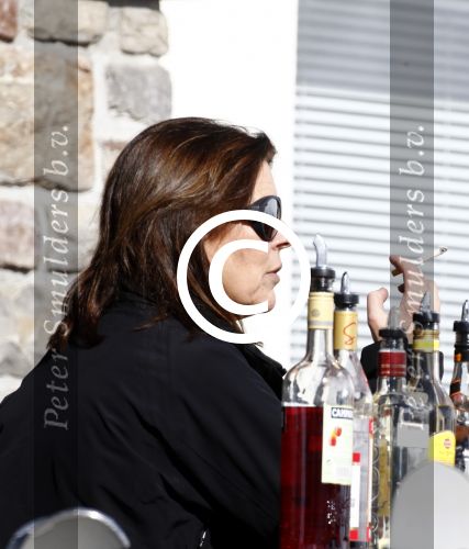 Zurs 22 februari 2016
Prinses Caroline van Monaco op wintersport met haar dochter Alexandra v Hannover.
Ik denk dat Caroline staat te praten met haar ex man Ernst van hannover. Ze slaapt in hotel Lorunser
Roken  rookt  sigaret