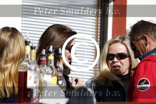 Zurs 22 februari 2016
Prinses Caroline van Monaco op wintersport met haar dochter Alexandra v Hannover.
Ik denk dat Caroline staat te praten met haar ex man Ernst van hannover. Ze slaapt in hotel Lorunser
Roken  rookt  sigaret