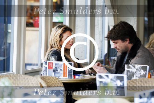 Amsterdam 12 februari 2016
Rick Brandsteder met (zijn) vriendin Anna Sophia v Zweden de ochter van Jaap v Zweden op terras en omarmd op straat