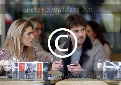 Amsterdam 12 februari 2016
Rick Brandsteder met (zijn) vriendin Anna Sophia v Zweden de ochter van Jaap v Zweden op terras en omarmd op straat
