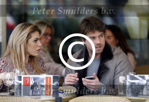 Amsterdam 12 februari 2016
Rick Brandsteder met (zijn) vriendin Anna Sophia v Zweden de ochter van Jaap v Zweden op terras en omarmd op straat