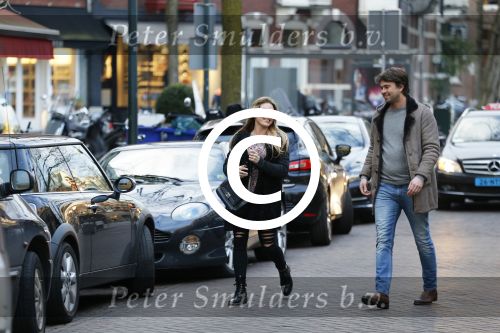 Amsterdam 12 februari 2016
Rick Brandsteder met (zijn) vriendin Anna Sophia v Zweden de ochter van Jaap v Zweden op terras en omarmd op straat