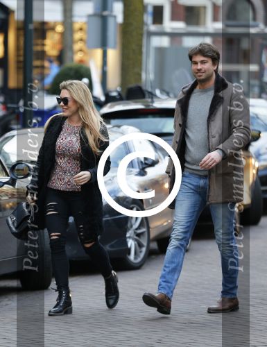 Amsterdam 12 februari 2016
Rick Brandsteder met (zijn) vriendin Anna Sophia v Zweden de ochter van Jaap v Zweden op terras en omarmd op straat