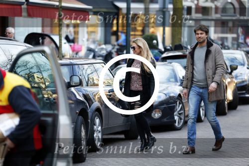 Amsterdam 12 februari 2016
Rick Brandsteder met (zijn) vriendin Anna Sophia v Zweden de ochter van Jaap v Zweden op terras en omarmd op straat