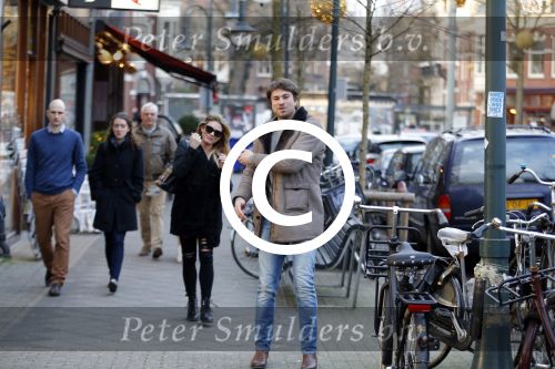 Amsterdam 12 februari 2016
Rick Brandsteder met (zijn) vriendin Anna Sophia v Zweden de ochter van Jaap v Zweden op terras en omarmd op straat
