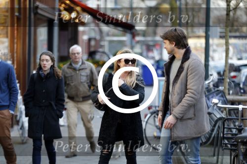 Amsterdam 12 februari 2016
Rick Brandsteder met (zijn) vriendin Anna Sophia v Zweden de ochter van Jaap v Zweden op terras en omarmd op straat