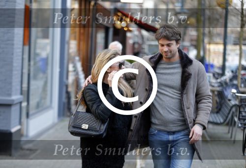 Amsterdam 12 februari 2016
Rick Brandsteder met (zijn) vriendin Anna Sophia v Zweden de ochter van Jaap v Zweden op terras en omarmd op straat
