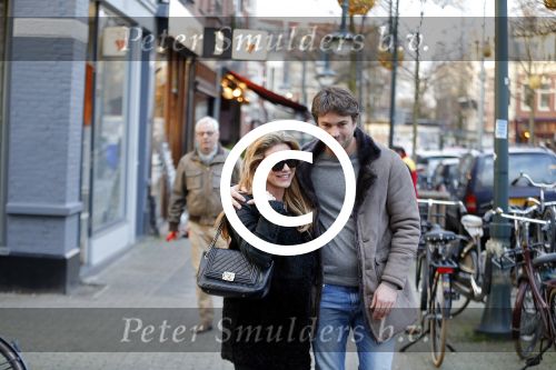 Amsterdam 12 februari 2016
Rick Brandsteder met (zijn) vriendin Anna Sophia v Zweden de ochter van Jaap v Zweden op terras en omarmd op straat