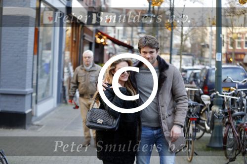 Amsterdam 12 februari 2016
Rick Brandsteder met (zijn) vriendin Anna Sophia v Zweden de ochter van Jaap v Zweden op terras en omarmd op straat