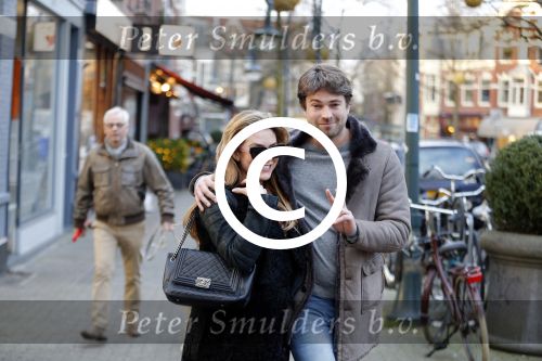 Amsterdam 12 februari 2016
Rick Brandsteder met (zijn) vriendin Anna Sophia v Zweden de ochter van Jaap v Zweden op terras en omarmd op straat