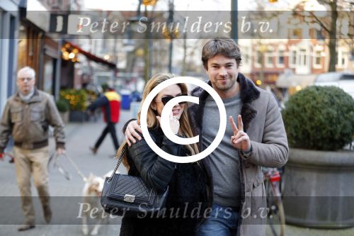 Amsterdam 12 februari 2016
Rick Brandsteder met (zijn) vriendin Anna Sophia v Zweden de ochter van Jaap v Zweden op terras en omarmd op straat