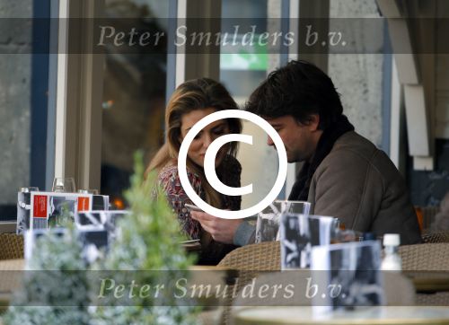 Amsterdam 12 februari 2016
Rick Brandsteder met (zijn) vriendin Anna Sophia v Zweden de ochter van Jaap v Zweden op terras en omarmd op straat