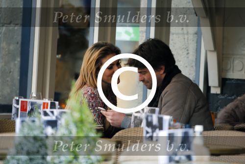 Amsterdam 12 februari 2016
Rick Brandsteder met (zijn) vriendin Anna Sophia v Zweden de ochter van Jaap v Zweden op terras en omarmd op straat