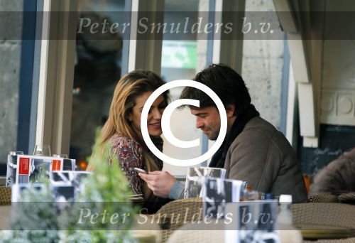 Amsterdam 12 februari 2016
Rick Brandsteder met (zijn) vriendin Anna Sophia v Zweden de ochter van Jaap v Zweden op terras en omarmd op straat